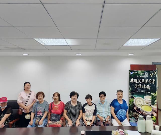 河北省沧州市新华区新开路社区开展端午节艾草膏制作活动