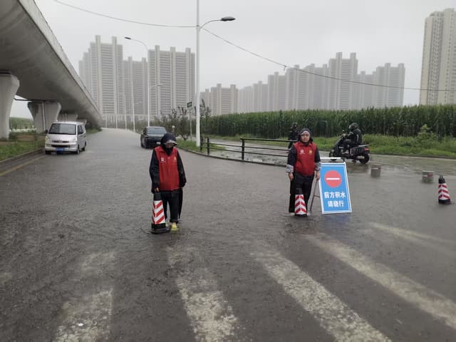 沈阳市浑南区双羊社区：雨中坚守 筑牢防汛第一线
